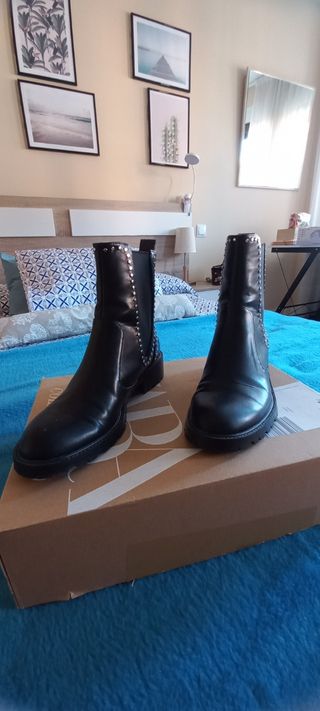 Botines negros planos tachuelas Zara de segunda mano por 15 EUR en Madrid  en WALLAPOP