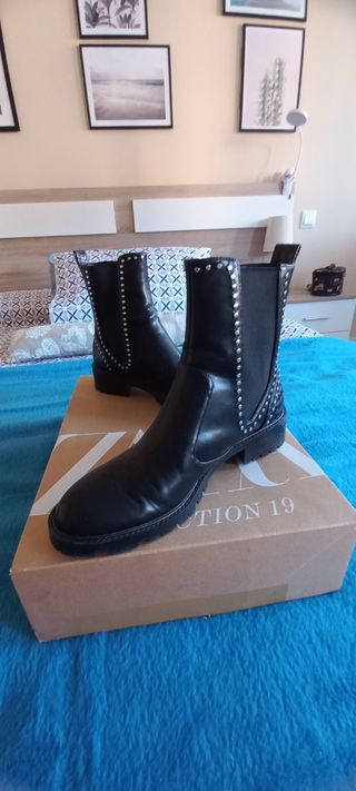 Botines negros planos tachuelas Zara de segunda mano por 15 EUR en Madrid  en WALLAPOP