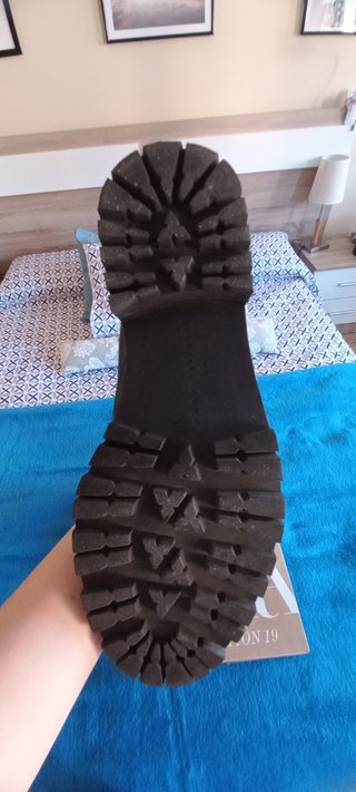Botines negros planos tachuelas Zara de segunda mano por 15 EUR en Madrid  en WALLAPOP