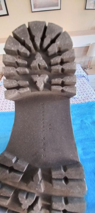 Botines negros planos tachuelas Zara de segunda mano por 15 EUR en Madrid  en WALLAPOP