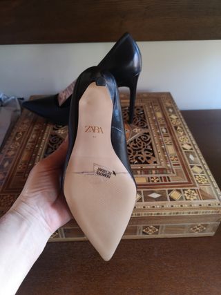 Stiletto Negro Zara de segunda mano por 20 EUR en Cheste en WALLAPOP