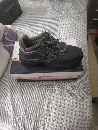 Zapatos con protección de segunda mano por 20 EUR en Blanes en WALLAPOP