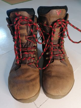 Bota de montaña mujer. de segunda mano por 100 EUR en Villanueva de la Vera  en WALLAPOP