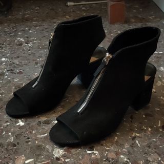 Tacones Stradivarius de segunda mano por 30 EUR en Barcelona en WALLAPOP