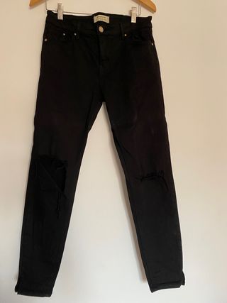 Pantalon negro roto de Stradivarius de segunda mano por 5 EUR en Benetússer  en WALLAPOP