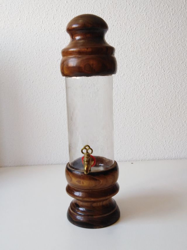 Licorera madera, vidrio tallado