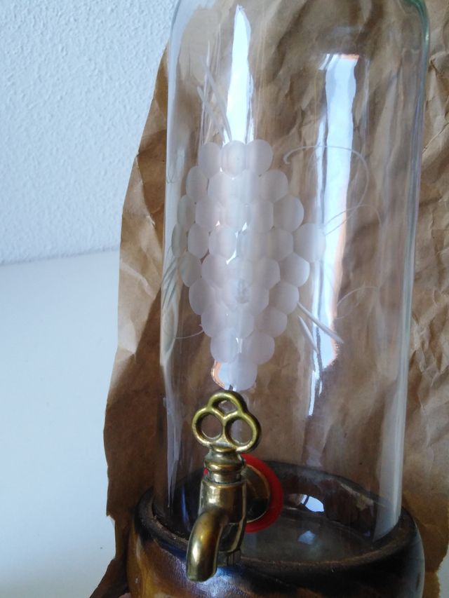 Licorera madera, vidrio tallado