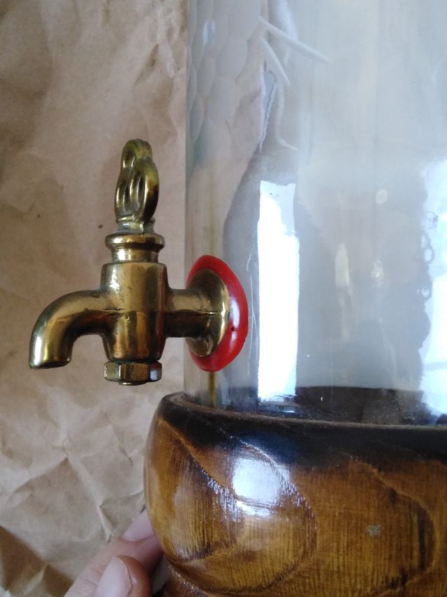 Licorera madera, vidrio tallado