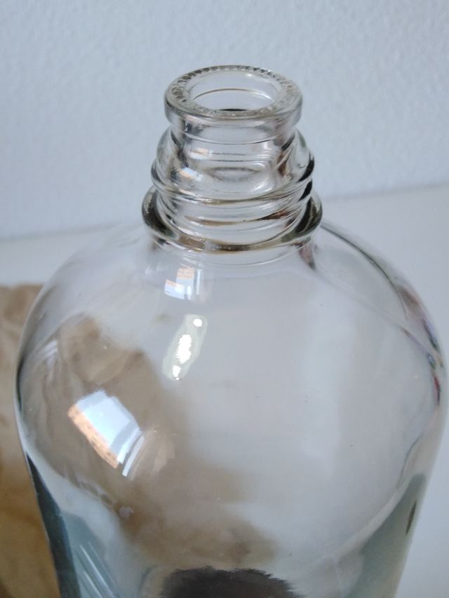 Licorera madera, vidrio tallado