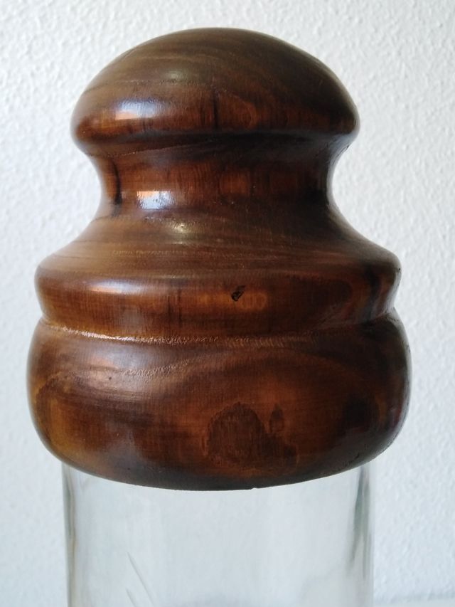 Licorera madera, vidrio tallado