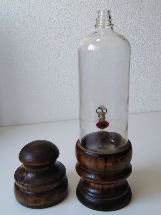 Licorera madera, vidrio tallado