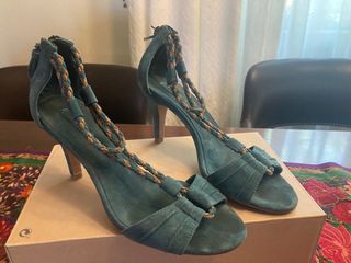 Sandalias de suede azul petróleo y dorado de segunda mano por 25 EUR en El  Escorial en WALLAPOP