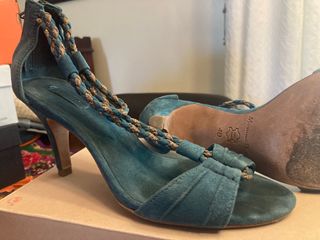 Sandalias de suede azul petróleo y dorado de segunda mano por 25 EUR en El  Escorial en WALLAPOP