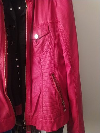 Cazadora roja polipiel de segunda mano por 6 EUR en Coslada en WALLAPOP