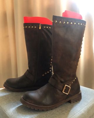 Botas marrones de caña alta de Zara de segunda mano por 25 EUR en Madrid en  WALLAPOP