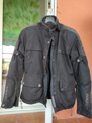 Chaqueta moto Chica de segunda mano por 100 EUR en Barcelona en WALLAPOP