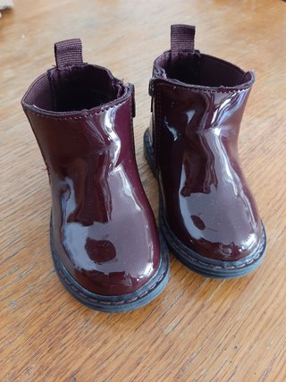 Botines \\/ zapatos bebé charol T 20 de segunda mano por 7 EUR en Barcelona  en WALLAPOP