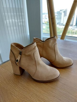 Si eres de las que adora llevar botas cowboy en verano con minivestidos y  pantalones cortos vas a flipar con estos botines de las rebajas 2020 de  Bershka que cuestan 20 euros