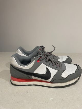 Zapatillas Nike Hombre Gris y Rojo Talla 45 de segunda mano por 15 EUR en  Barcelona en WALLAPOP