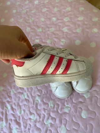 Zapatillas Adidas bebé talla 20 de segunda mano por 18 EUR en Alicante en  WALLAPOP