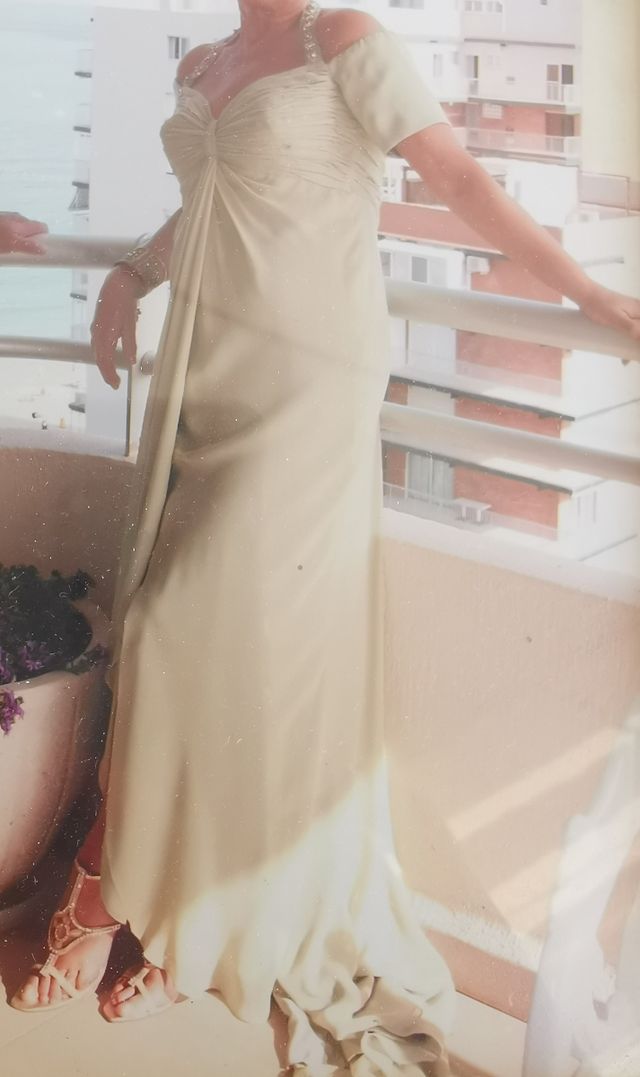 vestido de fiesta  verde con detalles en pedrería