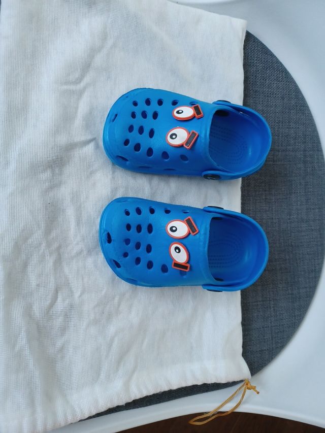 Croks niño talla 24