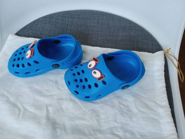Croks niño talla 24