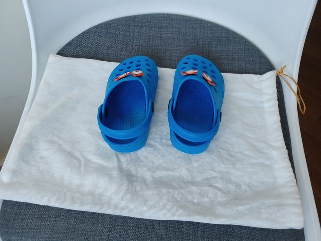 Croks niño talla 24
