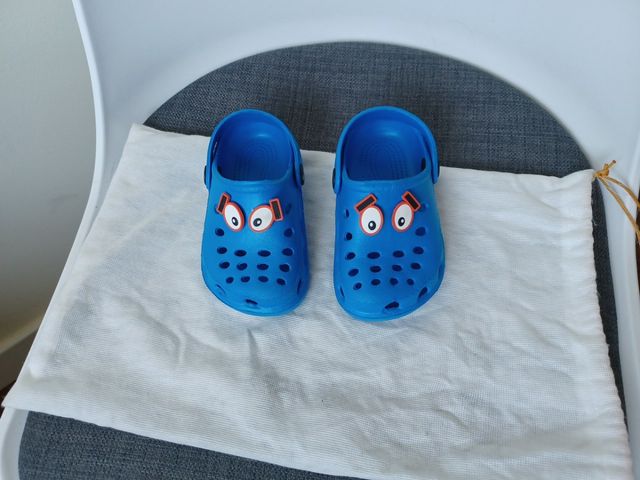 Croks niño talla 24