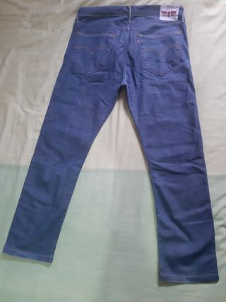 Vaqueros Levi\\'s Talla 36x34 de segunda mano por 15 EUR en La Adrada en  WALLAPOP