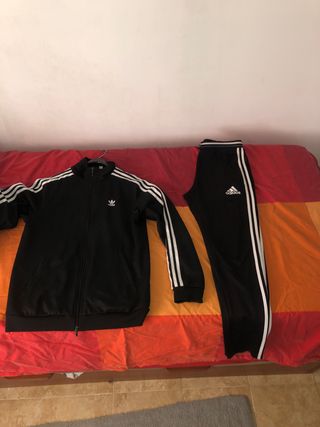 Chandal adidas negro de segunda mano por 40 EUR en Seseña en WALLAPOP