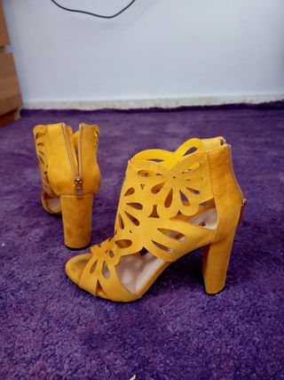 ZAPATOS DE TACÓN COLOR MOSTAZA de segunda mano por 15 EUR en Jerez de la  Frontera en WALLAPOP