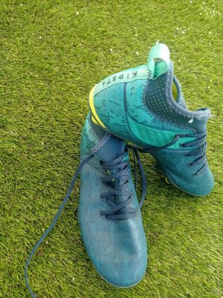 Botas futbol Decathlon de segunda mano por 7 EUR en Sevilla en WALLAPOP
