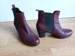 Botines piel granate de segunda mano por 8 EUR en Barcelona en WALLAPOP