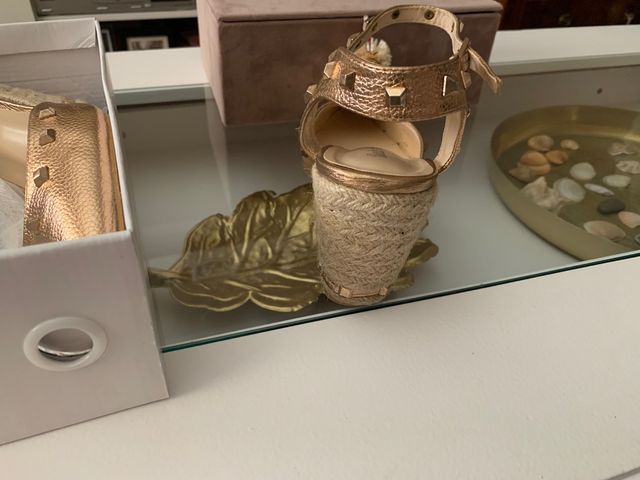 Zapato cuña con tachuelas mismo tono. 