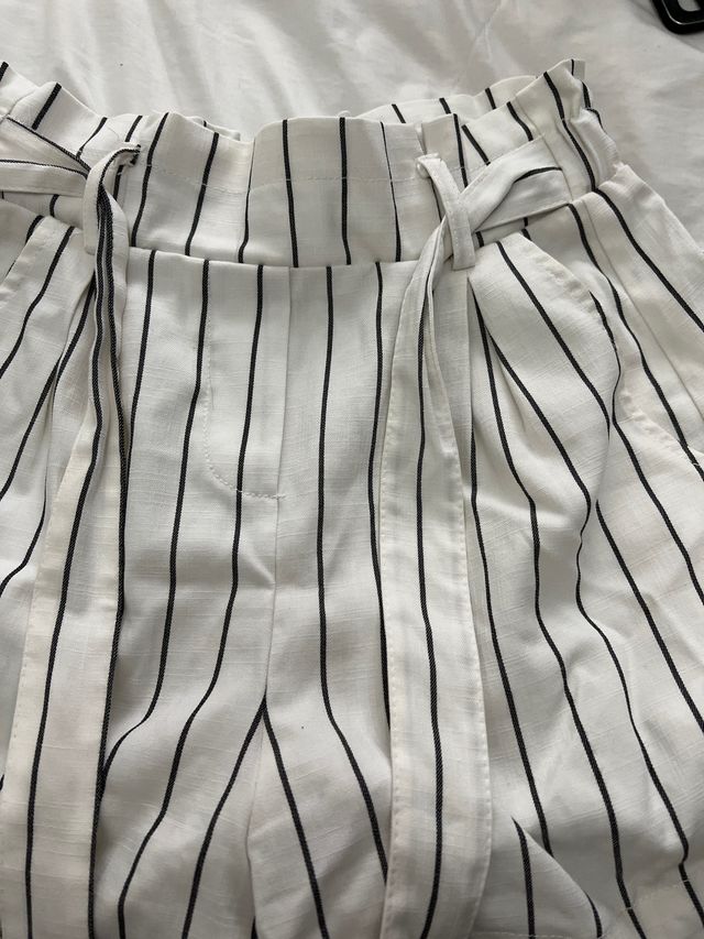 pantalón corto blanco y negro con tirantes