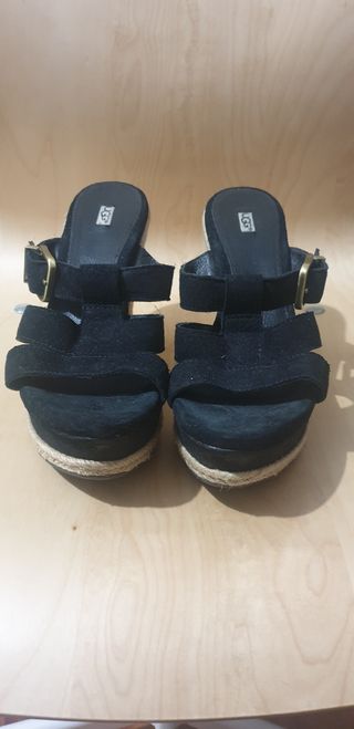 Sandalias negras UGG. Cuña de segunda mano por 50 EUR en Santiago de  Compostela en WALLAPOP