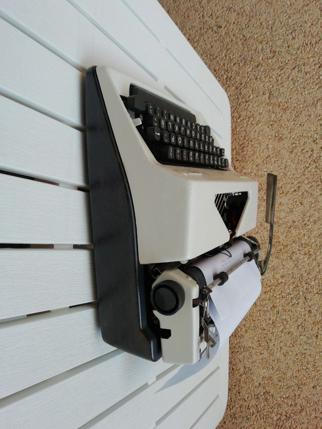 máquina de escribir Olympia Mónica