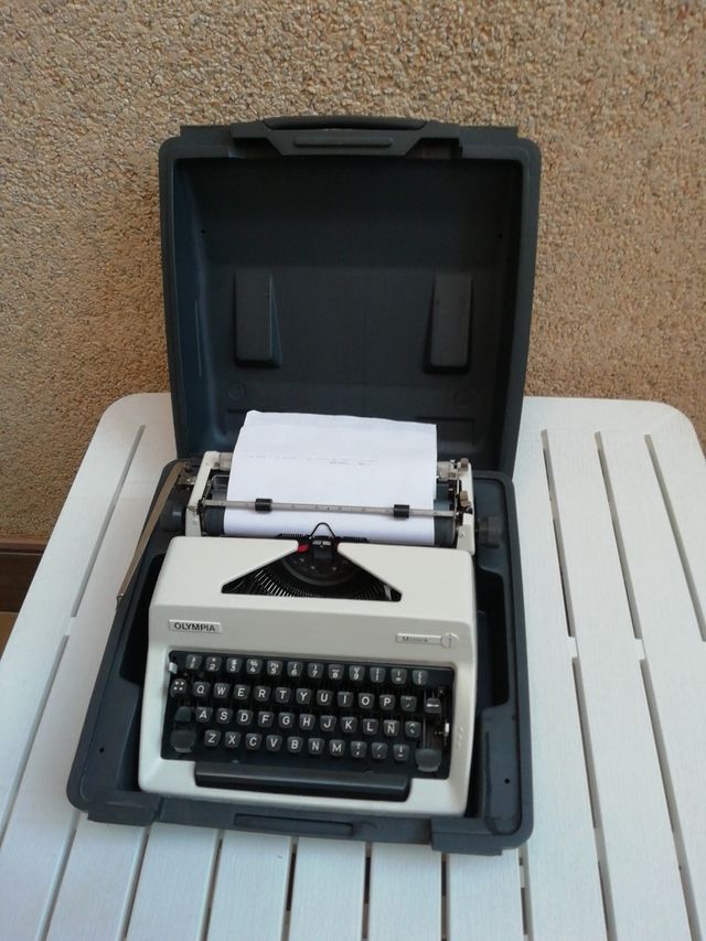 máquina de escribir Olympia Mónica