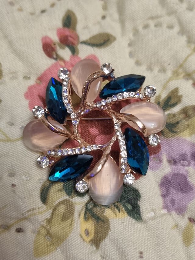 bonito broche estilo vintage NUEVO