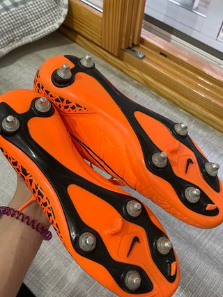 Botas de fútbol Nike naranjas de segunda mano en WALLAPOP