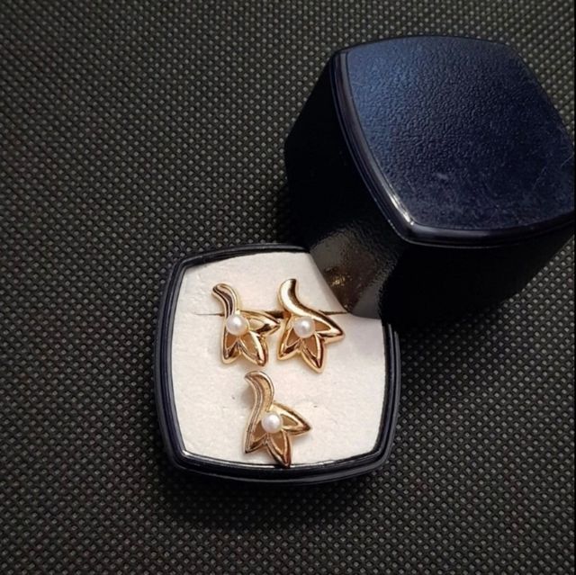 parure di orecchini e collana 