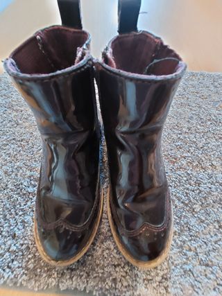 Botas charol Zara 28 de segunda mano por 5 EUR en Bilbao en WALLAPOP