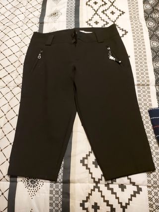pantalón de señora corto estilo pirata o debajo de rodilla.