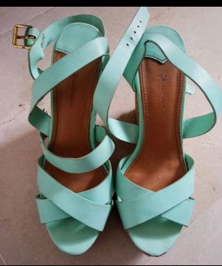 Sandalias de cuña Stradivarius de segunda mano por 6,5 EUR en Palomares del  Río en WALLAPOP