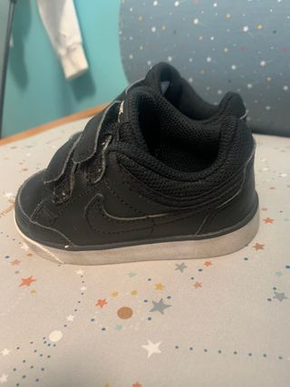 Zapatillas negras Nike bebé de segunda mano por 4 EUR en Terrassa en  WALLAPOP
