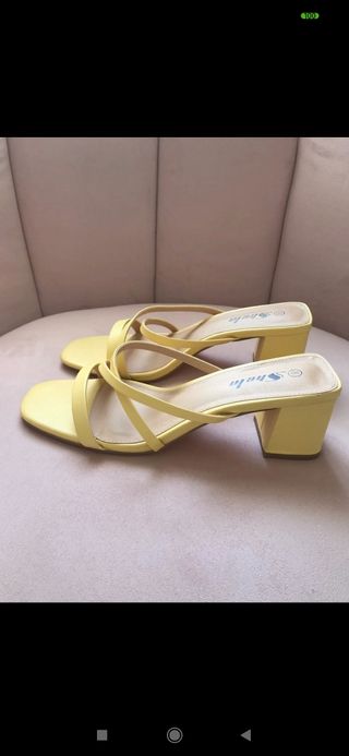 Sandalias amarillo pastel tacón bajo de segunda mano por 10 EUR en Madrid  en WALLAPOP
