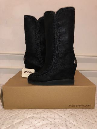 Botas altas MOU ESKIMO de segunda mano por 90 EUR en Madrid en WALLAPOP