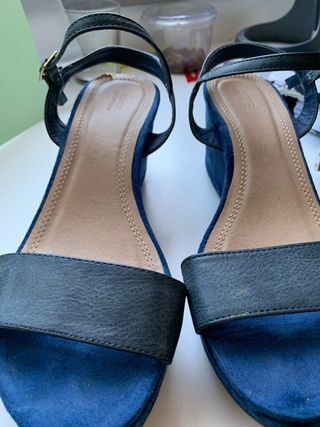 Sandalias plataforma azul marino t 40 de segunda mano por 7 EUR en  Torrelodones en WALLAPOP