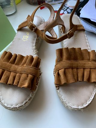 Sandalias plataforma marrones t 40 de Zapshop de segunda mano por 7 EUR en  Torrelodones en WALLAPOP